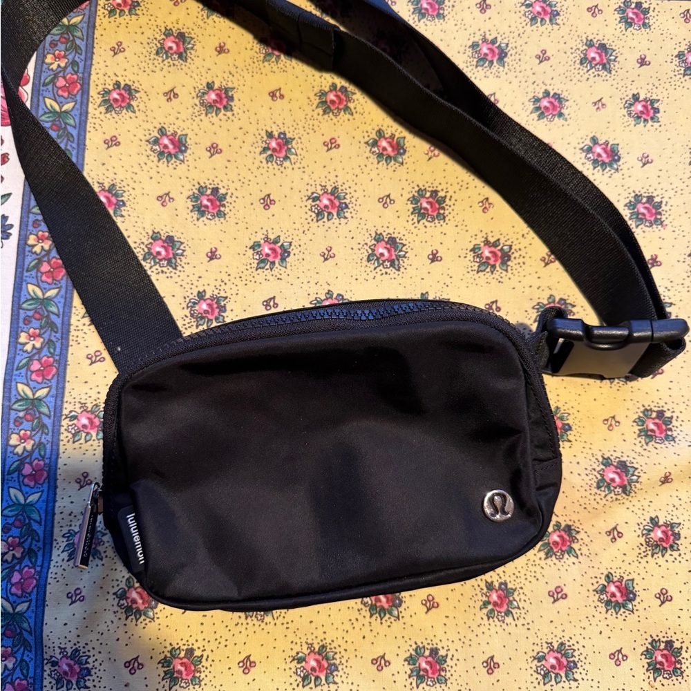 Lululemon Black Belt Bag 1L NWOT - Picture 3 of 9